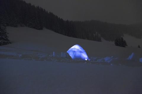 Beleuchtetes Iglu bei Nacht, lizenzfreies Stockfoto