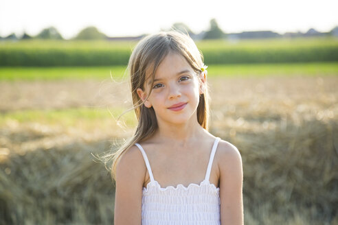 Porträt eines lächelnden kleinen Mädchens in der Natur - LVF07355