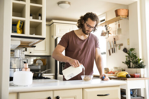 Mann bereitet Müsli in seiner Küche zu - MFRF01151