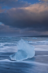 Eisberge am Strand und stürmischer Himmel, Jokulsarlon, Island - ISF19118