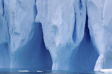 Detail eines Eisbergs, Eisscholle, im südlichen Ozean, 180 Meilen nördlich der Ostantarktis, Antarktis - ISF19130