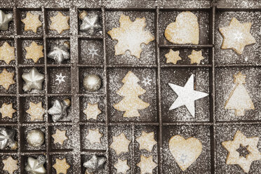 Selbstgebackene Weihnachtsplätzchen, Sterne und Weihnachtskugeln in einem alten hölzernen Setzkasten - GWF05615
