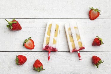 Homemade strawberry coconut ice lollies with kiwi fruit slices - GWF05622