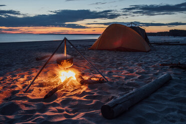 Russia,, Amur Oblast, Camp fire at Zeya reservoir - VPIF00407