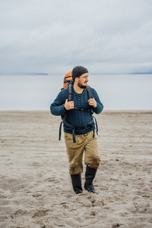 Mann mit Rucksack, Spaziergang am Strand - VPIF00413