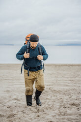 Mann mit Rucksack, Spaziergang am Strand - VPIF00414