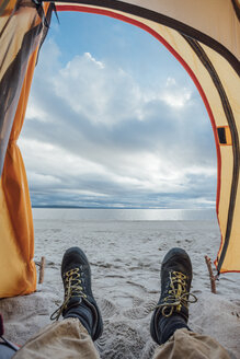 Füße eines Mannes, liegend im Zelt am Strand - VPIF00415