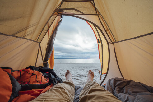 Füße eines Mannes, liegend im Zelt am Strand - VPIF00417