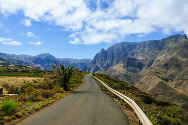 Spanien, Kanarische Inseln, Gran Canaria, Straße zwischen Bergen - KIJF01978