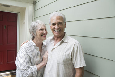 Älteres Paar lächelt zusammen vor dem Haus, Porträt - ISF19147