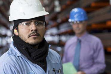 Arbeiter und Geschäftsmann in einer Metallfabrik - ISF19219
