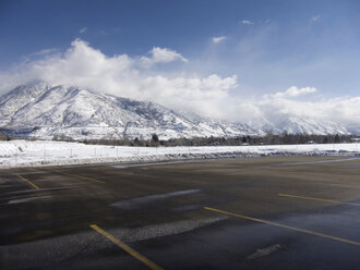 Leerer Parkplatz mit schneebedeckten Wasatch Mountains im Hintergrund, Salt Lake City, Utah, USA - ISF19239