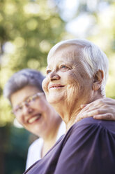 Ältere Frauen lächeln gemeinsam im Freien - ISF19290