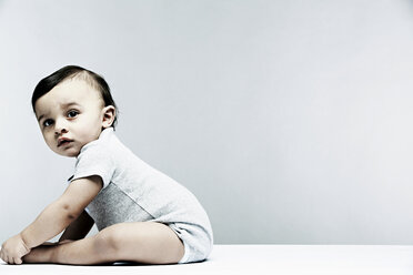 Porträt eines kleinen Jungen mit grauer Babyweste - ISF19292