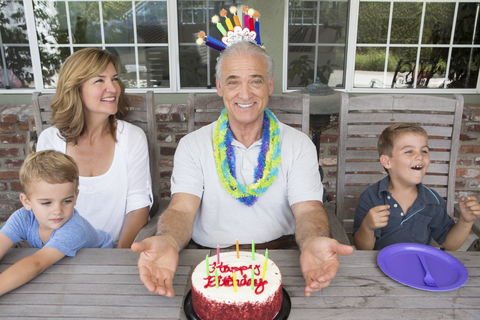 Älterer Mann mit Geburtstagstorte und Familie, Porträt, lizenzfreies Stockfoto