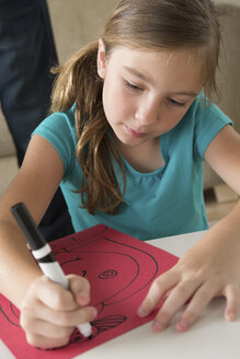 Girl drawing picture - ISF19508