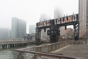 Long Island Waterfront im Nebel, New York City, USA - ISF19528