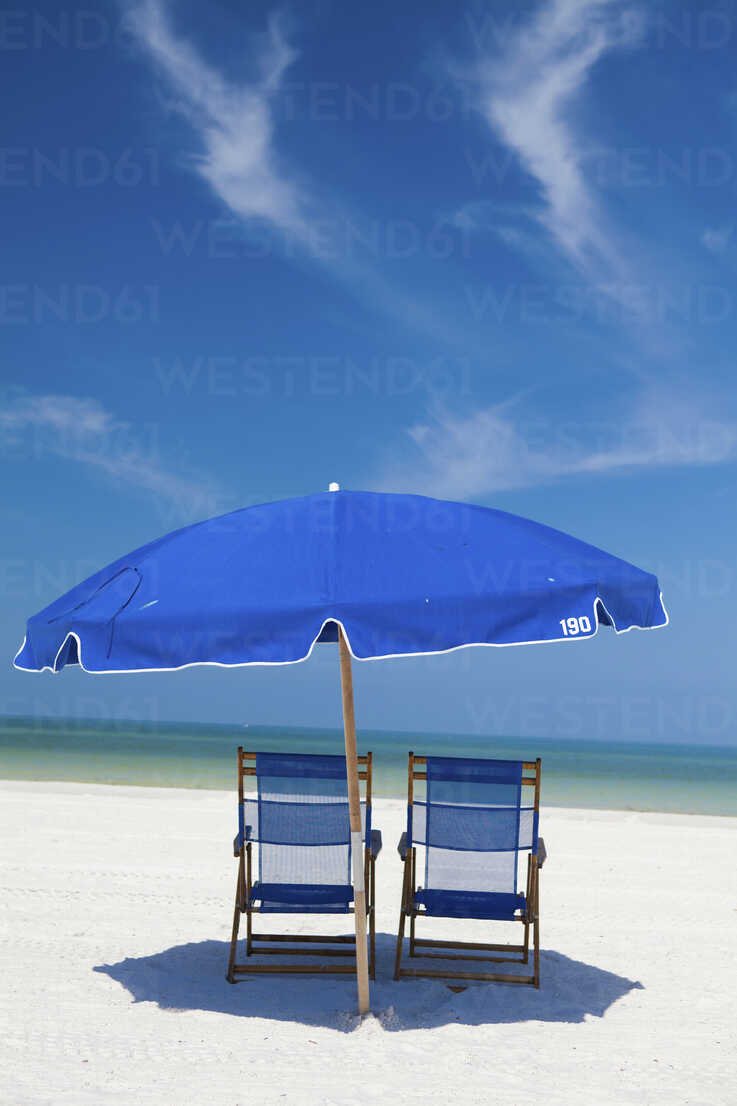 Liegestühle und Sonnenschirm am Strand, Clearwater, Florida, Vereinigte  Staaten, lizenzfreies Stockfoto