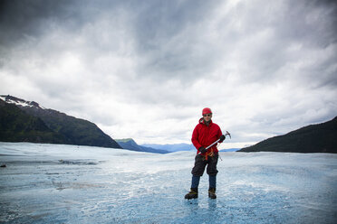 Mann mit Eispickel auf dem Mendenhall-Gletscher, Alaska, USA - ISF19542