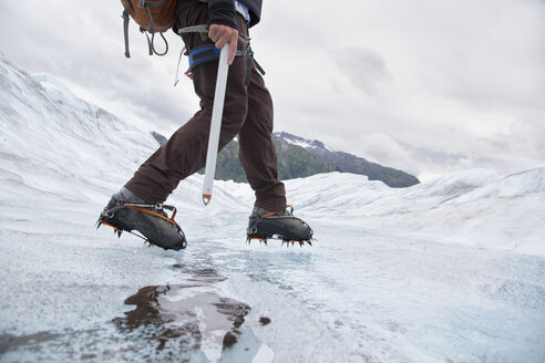 Junger Mann beim Wandern auf dem Mendenhall-Gletscher, Alaska, USA - ISF19546