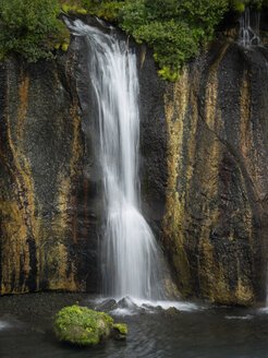Die Hraunfossar-Wasserfälle, eine Kaskade von Wasser, die über eine steile Klippe in ein Becken stürzt. - MINF03084