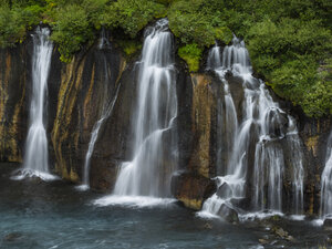 Hraunfossar-Wasserfälle, eine Reihe von kaskadenartigen Sturzbächen, die von Lavafeldern über eine steile Klippe in den Fluss Hvita fließen. - MINF03085