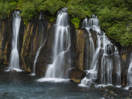 Hraunfossar-Wasserfälle, eine Reihe von kaskadenartigen Sturzbächen, die von Lavafeldern über eine steile Klippe in den Fluss Hvita fließen. - MINF03085