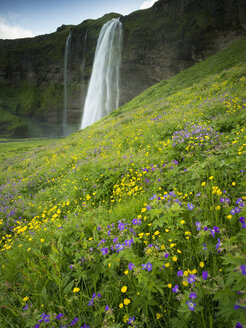 Ein Wasserfall, der über eine steile Klippe stürzt. - MINF03089