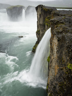 Der Selfoss-Wasserfall, eine Kaskade von Wasser über eine steile Klippe. - MINF03097