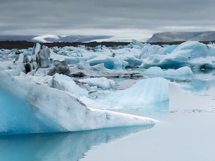 Gletschersee am Rande des Vatnajokull-Nationalparks an der Spitze des Breidamerkurjokull-Gletschers, der nach dem Rückzug des Gletschers vom Rande des Atlantiks entstand. - MINF03099