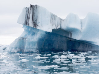 Gletschersee am Rande des Vatnajokull-Nationalparks an der Spitze des Breidamerkurjokull-Gletschers, der nach dem Rückzug des Gletschers vom Rande des Atlantiks entstand. - MINF03100