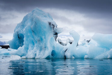 Gletschersee an der Spitze des Breidamerkurjokull-Gletschers, der nach dem Rückzug des Gletschers vom Rand des Atlantiks entstand. - MINF03102