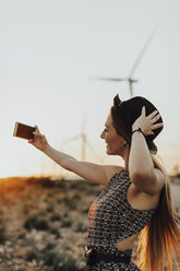 Junge Frau nimmt Selfie bei Sonnenuntergang - OCAF00336