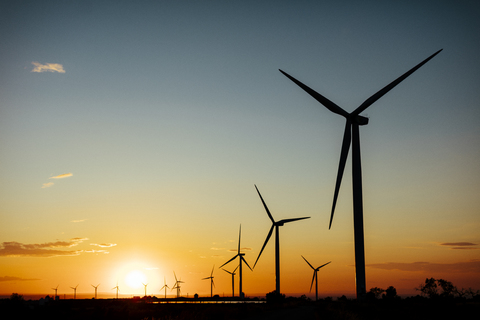 Spanien, Windpark bei Sonnenuntergang, lizenzfreies Stockfoto