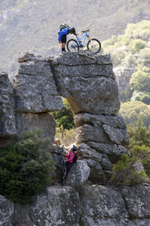 Mountainbike-Paar auf Felsformation - ISF19582