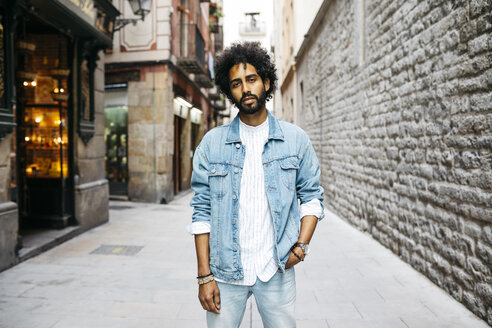 Spain, Barcelona, portrait of bearded young man with curly hair - JRFF01726