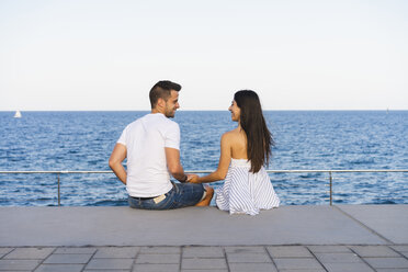 Glückliches junges Paar am Meer stehend - AFVF01167