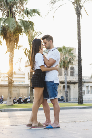 Junges urbanes Paar verliebt, küssend, lizenzfreies Stockfoto