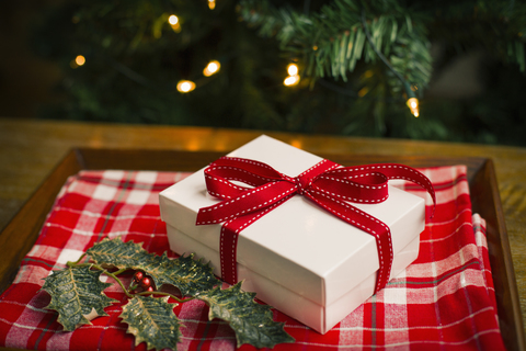 Weihnachtsdekoration: Geschenkbox mit Band und Stechpalmenblättern., lizenzfreies Stockfoto