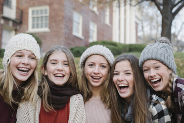 Eine Gruppe von fünf Mädchen im Teenageralter mit Wollmützen und Schals im Freien. - MINF03429