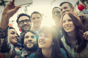 Eine Gruppe von Freunden versammelt sich, um ein Gruppen-Selfie zu machen. - MINF03455