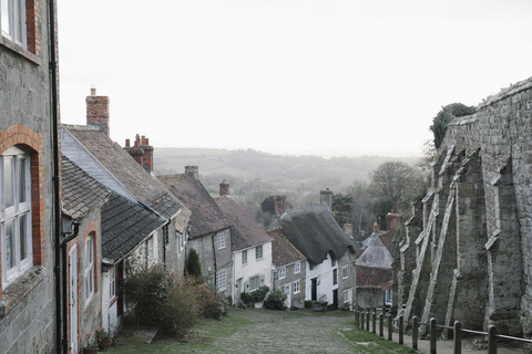 Gold Hill, eine steile Kopfsteinpflasterstraße in Shaftesbury, die von Häusern gesäumt ist., lizenzfreies Stockfoto