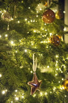 Weihnachtsschmuck: Ein traditioneller echter, mit Lichtern geschmückter Weihnachtsbaum. - MINF03617