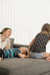 Mutter, Sohn und Tochter auf einem Sofa. - MINF03827