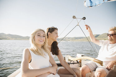 Mann, Frau und ihre blonde Tochter im Teenageralter auf einem Segelboot. - MINF03874