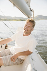 Porträt eines blonden Mannes auf einem Segelboot. - MINF03884