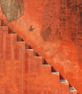 Nahaufnahme der orangefarbenen Wand mit steiler Treppe. - MINF03941