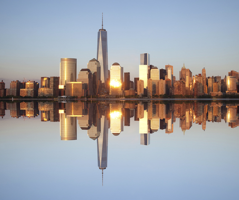 Die Skyline von Lower Manhattan spiegelt sich im ruhigen Hudson River, mit dem Wolkenkratzer des One World Trade Center in der Mitte, New York, USA., lizenzfreies Stockfoto