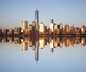 Die Skyline von Lower Manhattan spiegelt sich im ruhigen Hudson River, mit dem Wolkenkratzer des One World Trade Center in der Mitte, New York, USA. - MINF03945