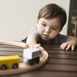 Kleiner Junge spielt mit einer Holzeisenbahn. - MINF03977